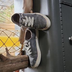 Roxy slip on tennis shoes